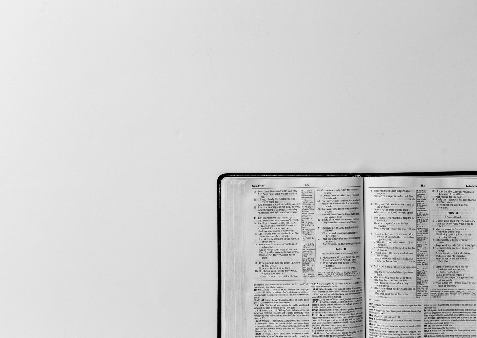 Biblia abierta sobre una mesa