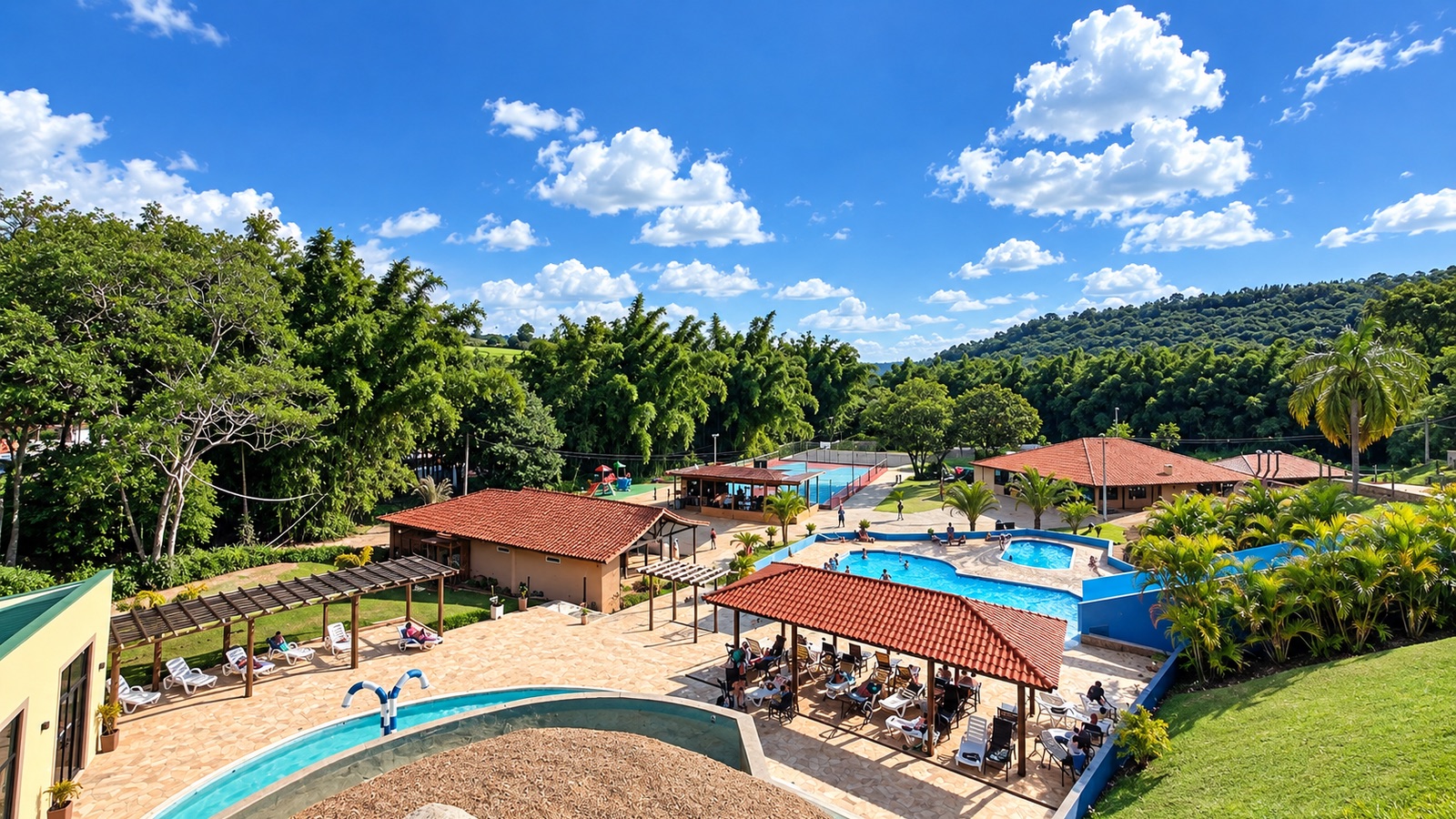 Vista del Hotel Campestre Atibaia con albercas, cabañas y áreas verdes