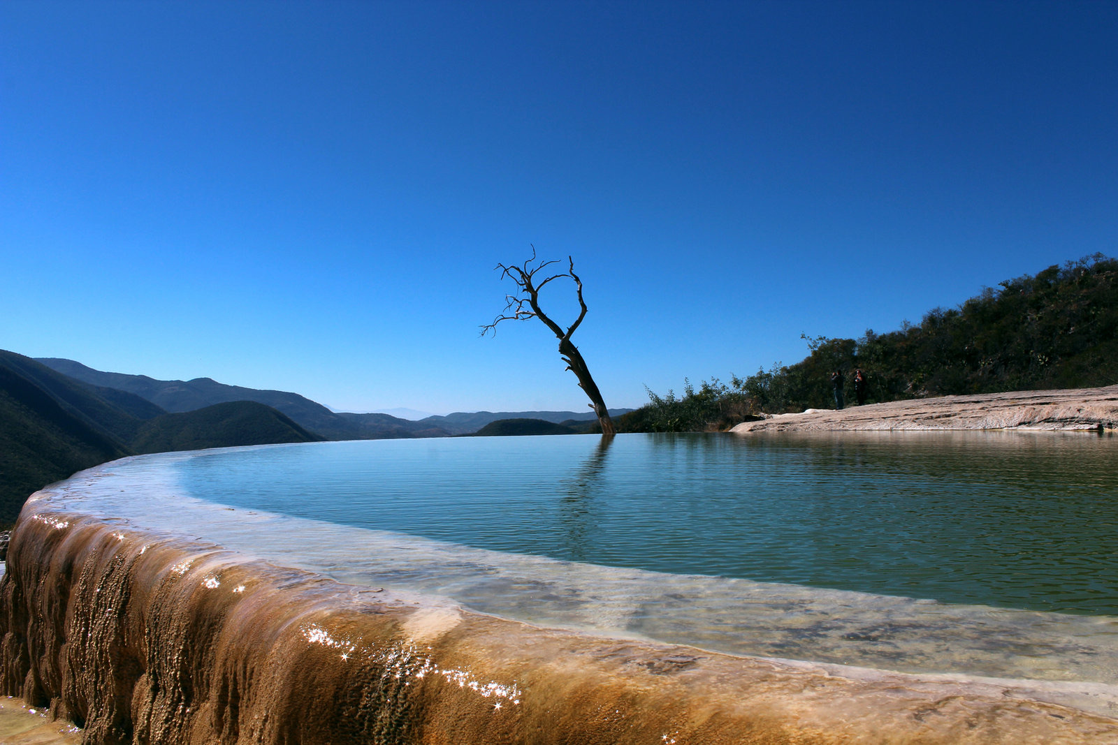 Paisaje natural con agua y montañas